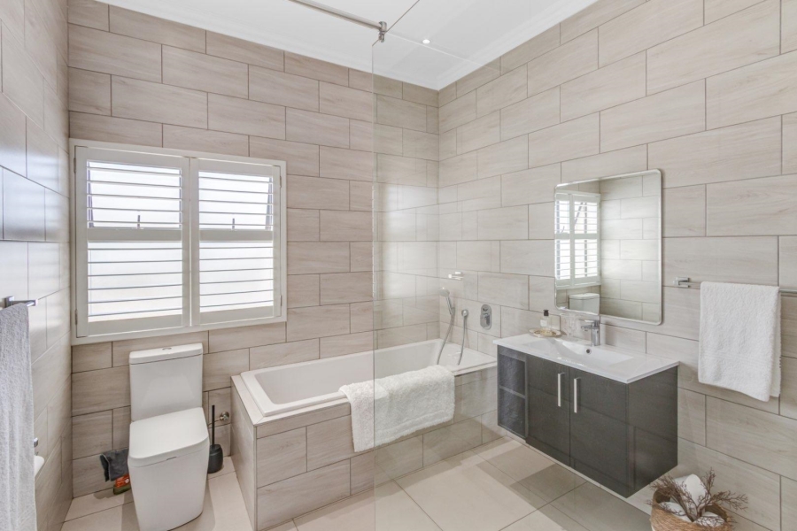 5 Bedroom Property for Sale in Kingswood Golf Estate Western Cape